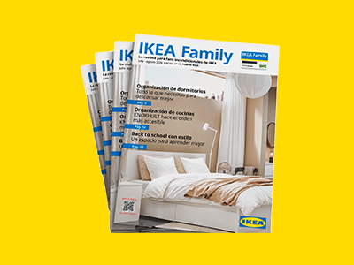 Pila de revistas IKEA Family sobre un fondo amarillo brillante.