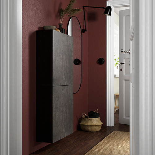 Mueble BESTÅ gris con 2 compartimentos en la pared burdeos, lámpara negra, cesta, habitación luminosa.