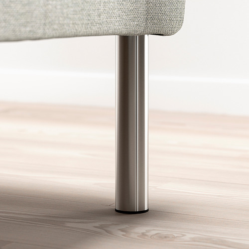 Pata metálica que sostiene una base de muebles cubierta de tela, probablemente parte de un somier.