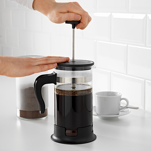 Usando la prensa de café UPPHETTA en el mostrador.