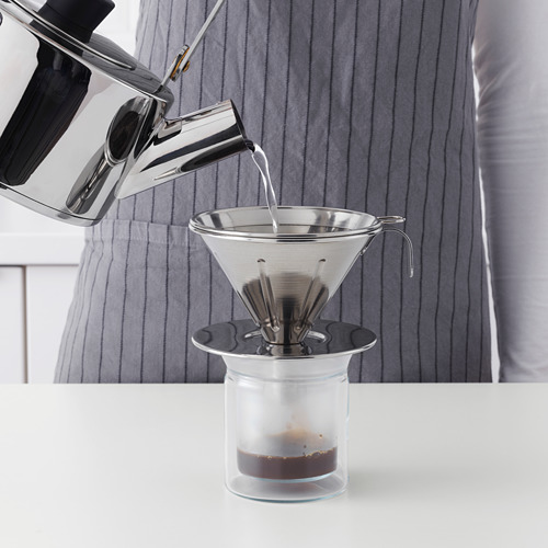 Verter agua a través del filtro de café en la jarra.