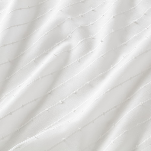 Cortinas blancas transparentes con delicadas rayas burbujeantes, luz suave que pasa, ofreciendo privacidad con un diseño casual y plisado.