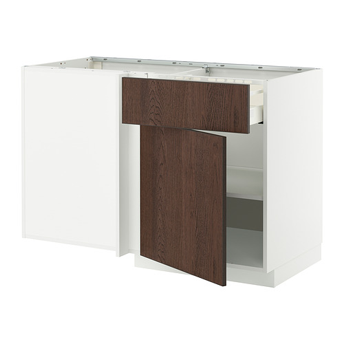 Isla de cocina moderna blanca con cajones de madera marrón oscuro.