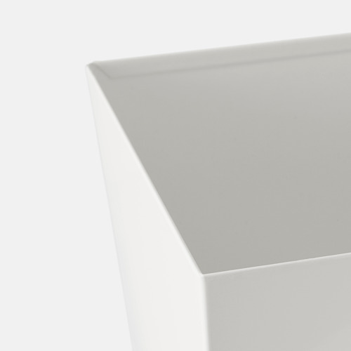 Elegante maceta rectangular blanca con superficie lisa y líneas limpias.