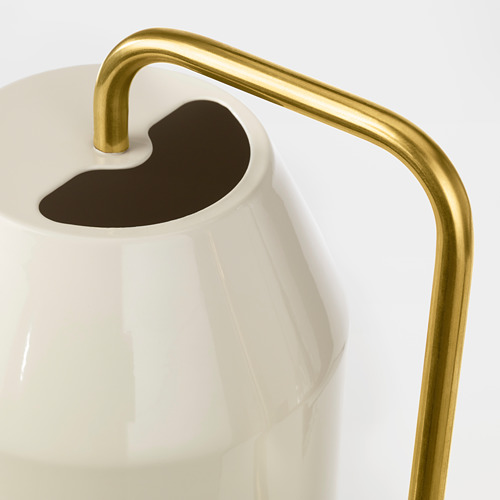 Regadera blanca moderna con mango dorado, diseño elegante para plantas de interior.