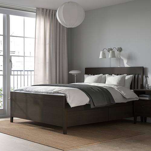 Cama IDANÄS gris con almacenaje, madera oscura, pared azul, ventanas, lámpara colgante.