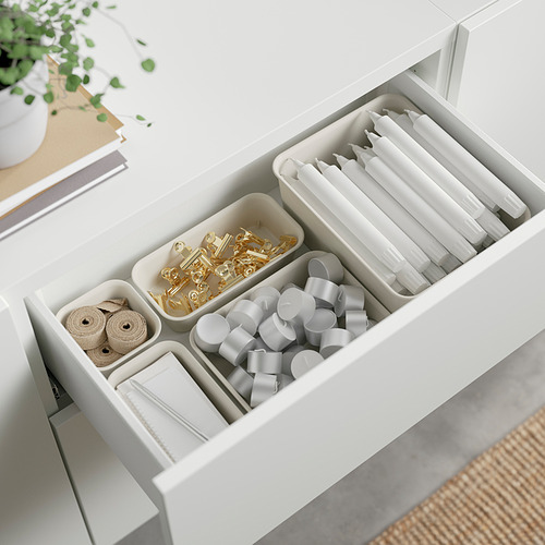 Cajón bien organizado con compartimentos: cintas, clips, velas y cintas cuidadosamente guardadas. Ideal para mantener los suministros ordenados.