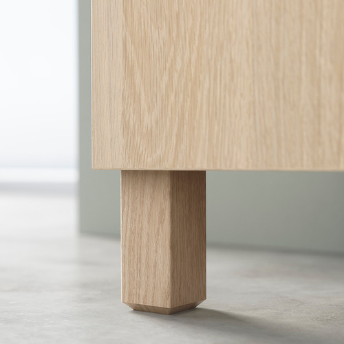 Pata de aparador BESTÅ color madera clara, diseño cuadrado, acabado natural.