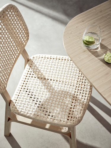 Silla: VOXLÖV, bambú natural y papel tejido, respaldo y asiento curvos, perfecta para cenar.