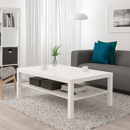 Pequeña mesa de centro blanca LACK en salón moderno.
