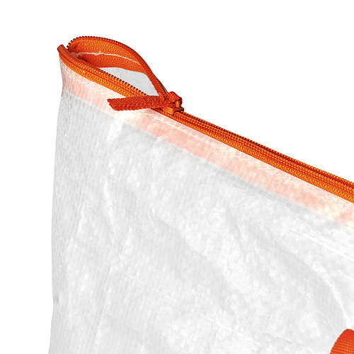 Una gran bolsa de lavandería blanca con cierre de cremallera naranja, que muestra costuras duraderas y material robusto.