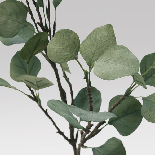 Planta artificial con hojas verdes realistas.
