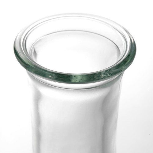 Jarrón de vidrio transparente y elegante con borde liso y uniforme, bien hecho.