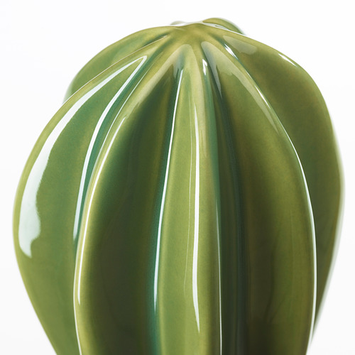 Jarrón verde con crestas verticales, acabado brillante.