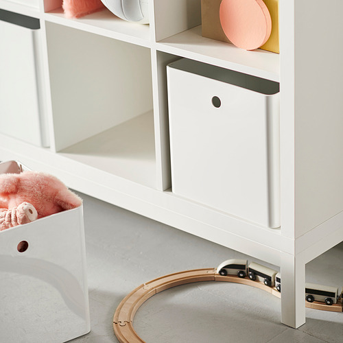 Estantería KALLAX blanca con cajas de almacenamiento y juguetes; Diseño moderno y organizado.