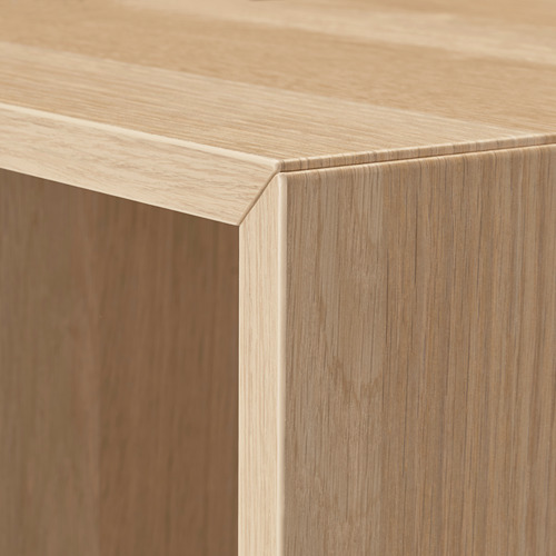 Un primer plano del borde de un mueble de madera, que muestra un acabado suave de color claro y una artesanía limpia y precisa.