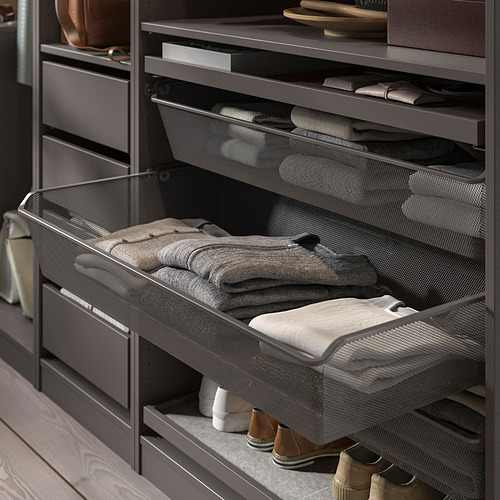 Cesta de malla KOMPLEMENT gris para ropa doblada, fabricada en acero para mayor frescura.