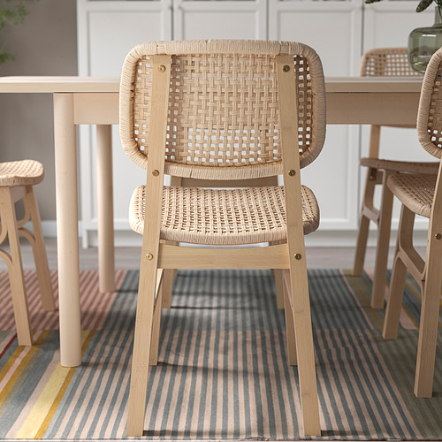Elegante silla tejida con estructura de madera, que ofrece comodidad y apoyo, ideal para uso en interiores.