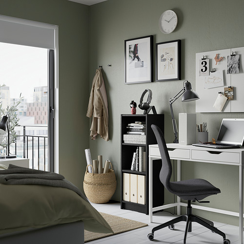 Oficina en casa con librería BILLY, escritorio blanco, silla gris, ventana grande, pared verde.