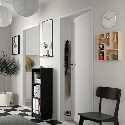 Entrada moderna con estantería BILLY, espejo, planta en maceta, silla, reloj, estantes y abrigos colgantes.
