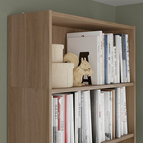 Estantería de madera con múltiples estantes que contienen libros y artículos decorativos, que se extienden verticalmente para almacenamiento adicional.