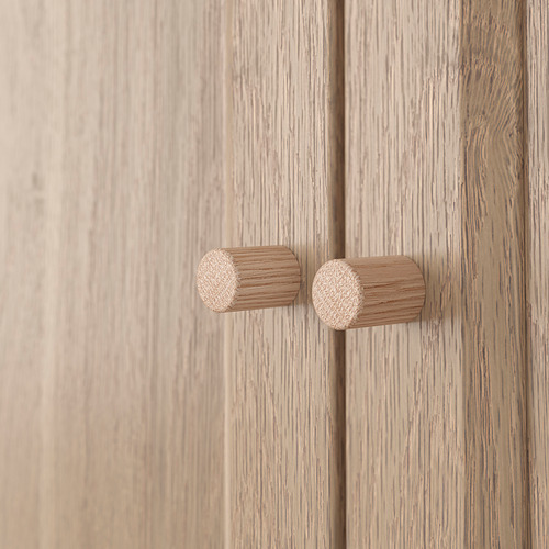 Puertas de madera clara con tiradores cilíndricos, acabado liso, veta de madera clara natural visible, artesanía elegante.
