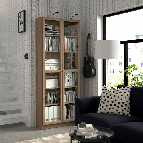 Sala de estar con librería Billy, guitarra y almohada de lunares.