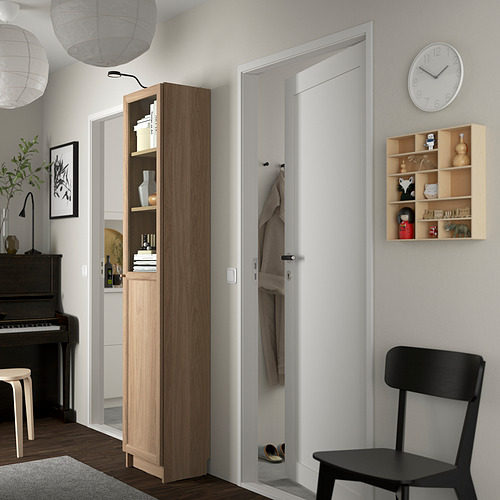 Moderna sala de estar con librería BILLY, armario, reloj, silla, piano, decoraciones.