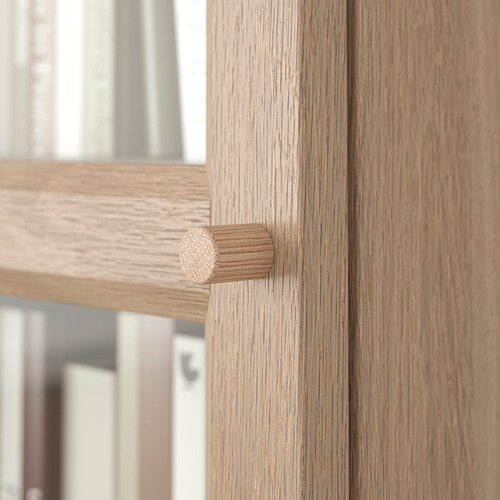 Mueble de madera con tirador cilíndrico moderno, que muestra una artesanía de calidad y una textura natural.
