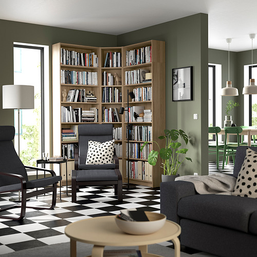 Sala de estar moderna con estantería BILLY, sillones grises, piso de cuadros blancos y negros, acabado en madera clara y decoración acogedora.