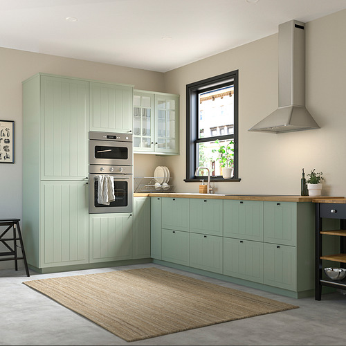 Cocina moderna con armarios STENSUND de color verde claro, horno de acero inoxidable y alfombra beige. Gran ventana, diseño elegante.
