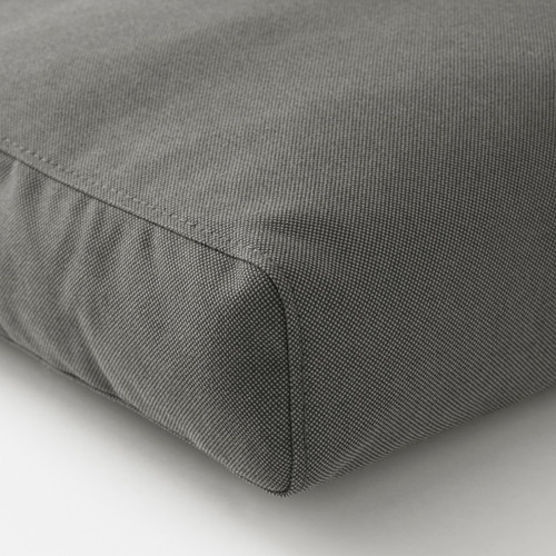 Funda de cojín de exterior gris con bordes cuidadosamente cosidos, detalle de cremallera y tejido texturizado.