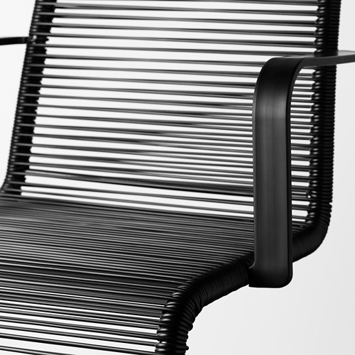 Silla de exterior moderna de color negro con estructura metálica, líneas horizontales que crean asiento y respaldo, ofreciendo comodidad y estilo.