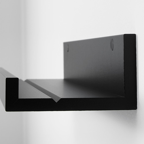 Repisa de cuadro negra montada en la pared, confeccionada en tableros de fibra lisa con un elegante acabado de papel de aluminio. Ideal para exhibir fotos y obras de arte.