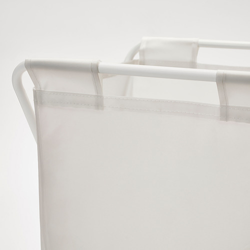 Bolsa de lavandería blanca, ligera, plegada, con asas robustas y estructura metálica, lista para usar.