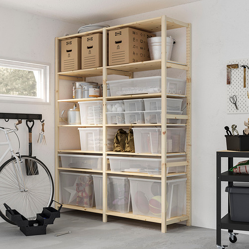 Sala con soluciones de almacenaje: estanterías, cajas, bicicleta, herramientas.