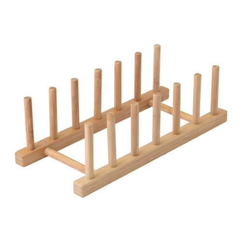 Un organizador de bambú OSTBIT. Es de color marrón claro, de forma rectangular con ranuras verticales. Perfecto para guardar los utensilios de cocina de forma ordenada.