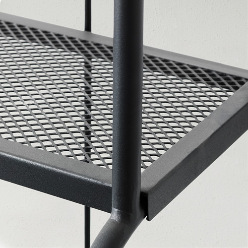 Estante de metal negro con patrón perforado, soporte vertical robusto, apto para uso en exteriores.