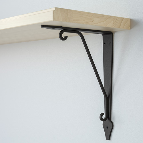 Estante de madera montado con soporte de metal negro, fijado de forma segura a la pared, con un diseño simple y resistente.
