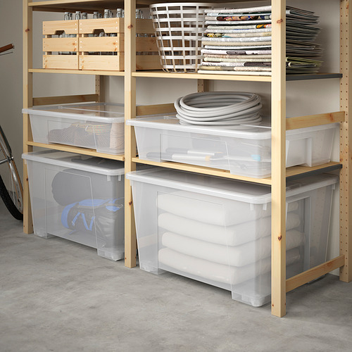 Estantería de madera con contenedores de plástico transparente que almacenan varios artículos, algunos con ruedas para facilitar el movimiento.