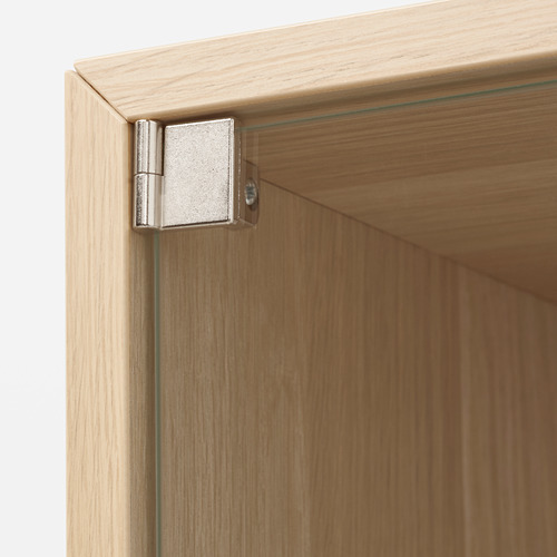 Un primer plano de una bisagra de puerta de vidrio de alta calidad, con una fabricación elegante y precisa y una fijación segura al marco de madera.