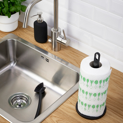 Fregadero de cocina con grifo de acero inoxidable, dispensador de jabón y soporte para toallas de papel con patrones de hojas verdes.