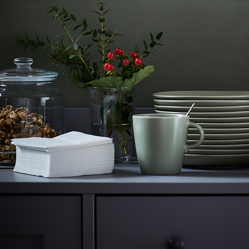 Estante de cocina con nueces, servilletas, bayas, tazas y platos.