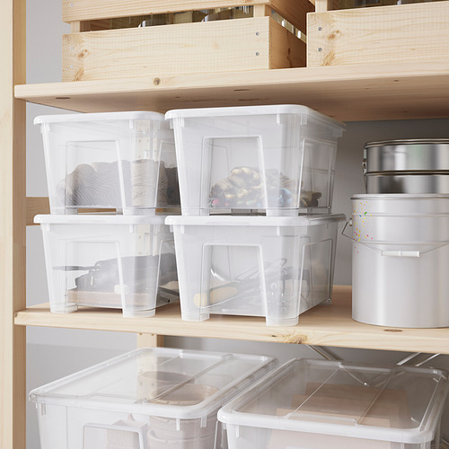 Estantes con cajas SAMLA de plástico transparente para organizar artículos pequeños, apilados con tapas.