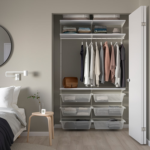 Armario BOAXEL con ropa, estanterías y cajones. Compacto y bien organizado para habitaciones pequeñas.