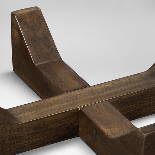 Soporte de madera oscura, acabado liso, intrincado diseño geométrico, elegante artesanía.
