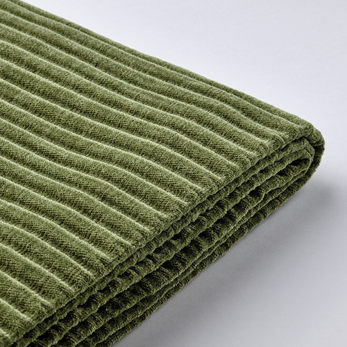 Funda de sofá de pana verde suave y plegada. Textura de pelo ancho, líneas limpias.