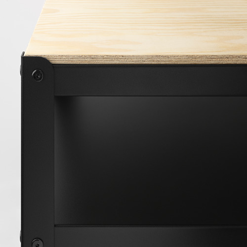Primer plano de una mesa robusta con tapa de madera acanalada y robusta base de metal negro.