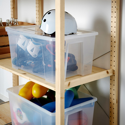 Estantería de madera con contenedores transparentes que almacenan juguetes para niños y equipos deportivos, lo que demuestra una organización adaptable y una construcción duradera de madera natural.
