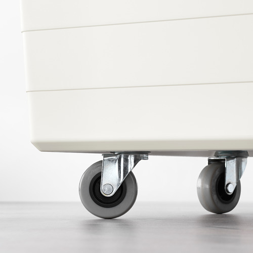 Primer plano de la caja de almacenamiento blanca con ruedas, que muestra su movilidad y diseño.